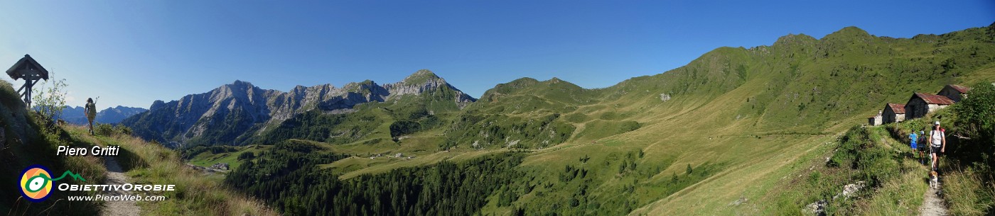 10 Panoramica sulla conca di San Simone-Baita del Camoscio con vista da sx Pegherolo, Cavallo, Siltri , Rotondo....jpg